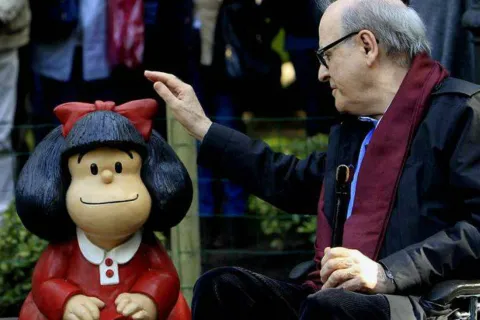 Mafalda cumplió años y esta es la curiosa historia de por qué Quino le puso ese nombre Quino, creador de Mafalda, en una tierna escena en la ciudad de Buenos Aires.