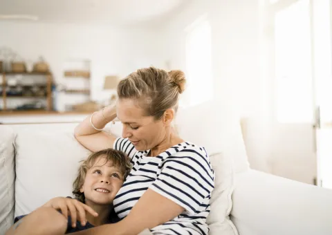 El hábito de crianza que mejora el vínculo emocional con nuestros hijos, según la Inteligencia Artificial Escucha activa: fundamental para una crianza cercana.