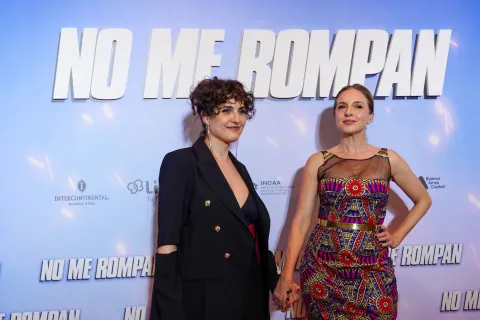 No me rompan: los looks de los famosos en la avant premiere de la película Julieta Díaz y Carla Peterson en la avant premiere de No me rompan.