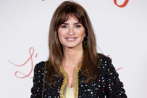Penélope Cruz lució un espectacular vestido negro para un importante evento de belleza en París Penélope Cruz.