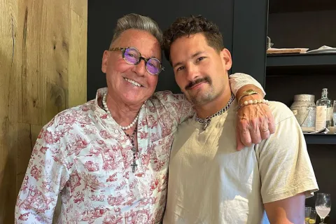 Ricardo Montaner con su hijo Mau, el papá de Apolo. 