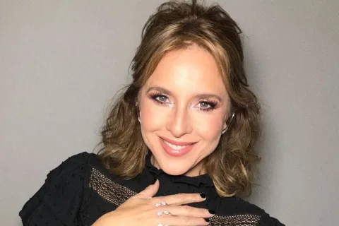 Carla Peterson brilló con su vestido primaveral de una diseñadora argentina Carla Peterson brilló con su vestido primaveral de una diseñadora argentina,