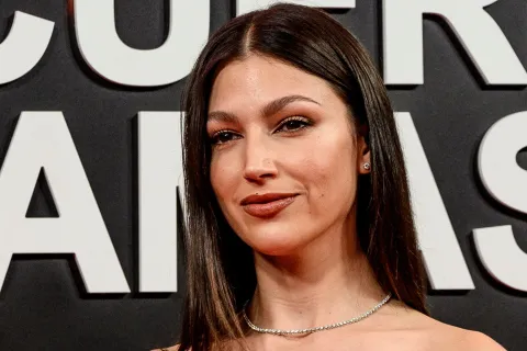 Úrsula Corberó: el impactante vestido rojo que usó para la red carpet de El cuerpo en llamas Úrsula Corberó dejó a todos sin palabras con el impactante vestido rojo que eligió para la red carpet de su última serie, El cuerpo en llamas.