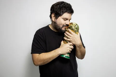Santi Motorizado habló sobre su cover No podrás y devela sus pasiones en una charla íntima Santi Motorizado, un apasionado del fútbol, tiene una réplica de la Copa del Mundo en su casa.