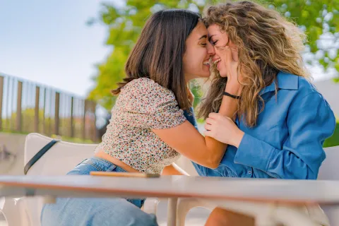 Día de la Bisexualidad: ¿por qué incomoda esta orientación sexual? La definición más simple de bisexualidad habla de la potencialidad de sentirse atraído o atraída por personas del propio género, así como de cualquier otro.