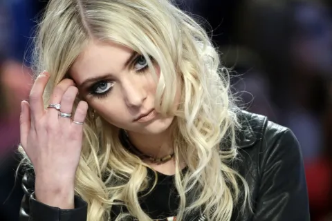 Taylor Momsen: las 4 dolorosas verdades que la actriz de Gossip Girl contó en el podcast de Penn Badgley Taylor Momsen se sinceró sobre su paso por Gossip Girl y recordó dolorosos momentos de su ascenso a la fama.