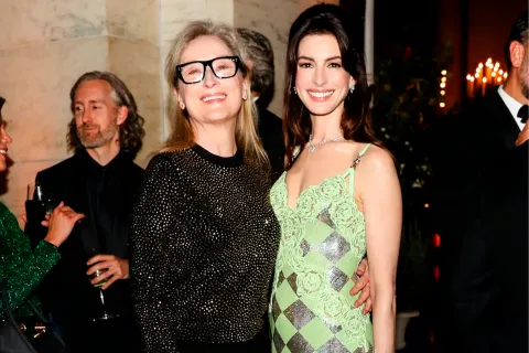 Meryl Streep y Anne Hathaway tuvieron una reunión de El diablo viste a la moda en los Albie Awards Meryl Streep y Anne Hathaway tuvieron una reunión de El diablo viste a la moda en los Albie Awards.