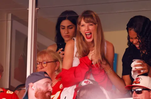 Taylor Swift: quién es Travis Kelce, el jugador de fútbol americano con quien podría estar saliendo Taylor Swift habría confirmado su romance con Travis Kelce