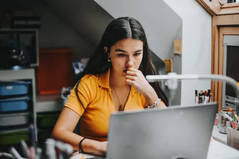 Los trabajos que hacen más infelices a las personas, según Harvard.