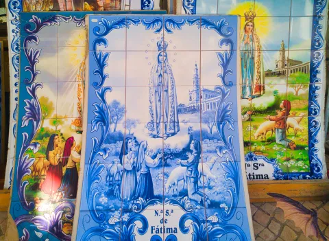 Virgen de Fátima: ¿qué significado tiene y qué se le pide? En las fachadas de las casas se colocan azulejos con la Virgen de Fátima.