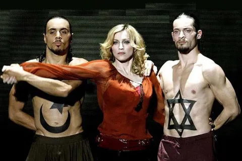 El día que Madonna puso sobre el escenario el conflicto histórico entre Palestina e Israel La “Reina del pop” hizo alusión al enfrentamiento entre Palestina e Israel durante su gira llamada, ‘Confessions Tour’, mediante una coreografía que generó polémica.