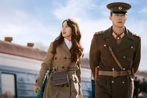 Estrenó en 2020 y se convirtió en el k-drama romántico más visto de la historia de la televisión coreana Aterrizaje de emergencia en tu corazón está disponible en Netflix.