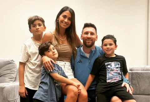 La Inteligencia Artificial muestra cómo luciría una hija de Lionel Messi y Antonela Roccuzzo Así luciría una hija de Lionel Messi y Antonela Roccuzzo, según a IA.