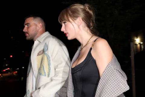 Un experto en lenguaje corporal explica por qué Taylor Swift y Travis Kelce caminan agarrados de la mano Taylor Swift y Travis Kelce confirmaron su relación.