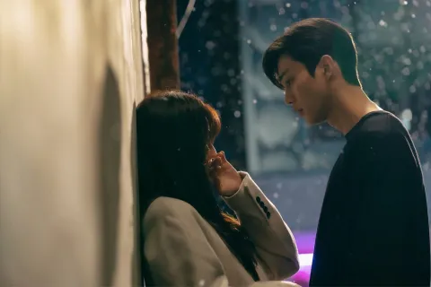 Está disponible en Netflix y es uno de los k-dramas más subidos de tono que encontrarás Aún así está disponible en Netflix.
