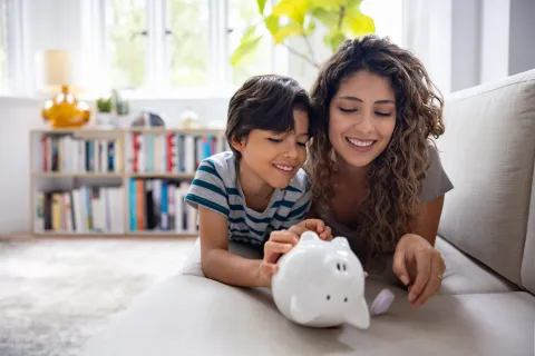 Día Mundial del Ahorro: 5 claves para cuidar la economía familiar 5 claves para ahorrar en familia.