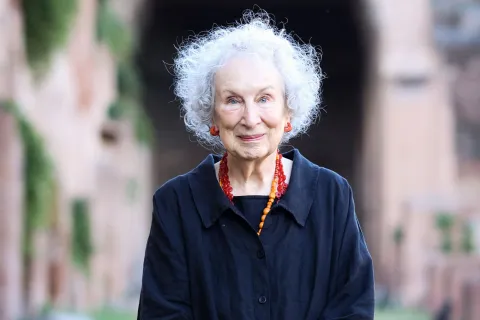 Crecieron los rumores sobre la muerte de Margaret Atwood y la autora respondió con un irónico posteo Margaret Atwood respondió a los rumores sobre su muerte.