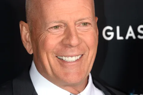 "Ya no puede leer ni hablar": así avanzó el irreversible cuadro de demencia de Bruce Willis Se conocieron novedades sobre el estado de salud de Bruce Willis.