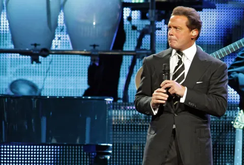 Luis Miguel: la justicia ordenó realizar una prueba de ADN para la mujer que está en Argentina y podría ser su madre, Marcela Basteri. La historia de la mujer que podría ser la madre de Luis Miguel.