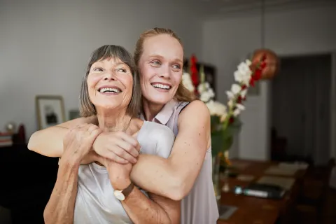 En el Día de la Madre, estas son 10 frases ideales para dedicarle a mamá Las mejores frases para compartir en el Día de la Madre.