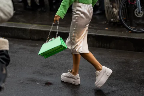 Tendencia verano 2024: estas son 8 zapatillas con plataforma que van a estar de moda Zapatillas con plataforma por las calles de Paris