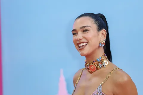 Dua Lipa impacta con su nuevo look en su regreso a Instagram Dua Lipa impacta con su nuevo look en su regreso a Instagram.