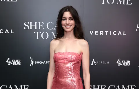 Anne Hathaway se suma al look tendencia con un vestido rosa estilo Barbie El alucinante look estilo Barbie de Anne Hathaway