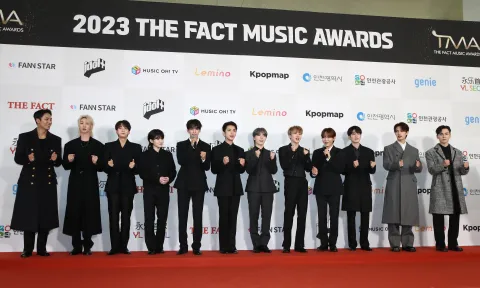 Seventeen durante la presentación 2023 de The Fact Music Awards.