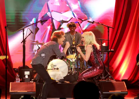 Lady Gaga se une a The Rolling Stones para un increíble show sorpresa Lady Gaga se une a The Rolling Stones para un increíble show sorpresa.