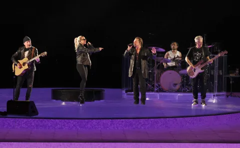 Lady Gaga apareció por sorpresa en Las Vegas y cantó Shallow junto a Bono y U2 Lady Gaga y U2 cantaron Shallow y otros éxitos en Las Vegas.