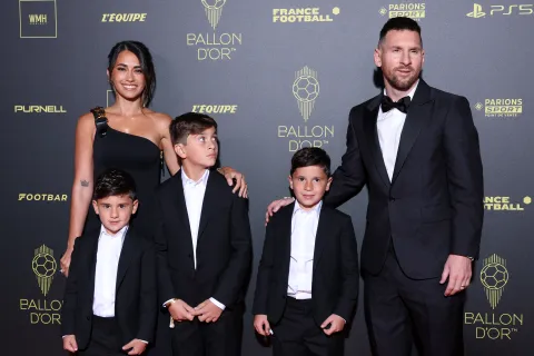 Antonela Roccuzzo eligió un vestido de Louis Vuitton para la cermonia del Balón de Oro 2023 La familia Messi durante la ceremonia del Balón de Oro.