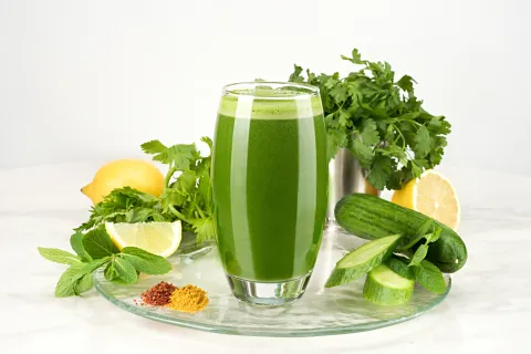 Receta de batido verde détox: un aliado saludable que te llena de energía Batido verde détox de espinaca y mucho más.