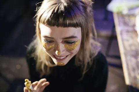 Europa prohibió el glitter: las razones y cómo reemplazarlo Europa prohibió el glitter o purpurina.