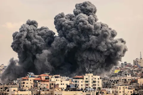 5 claves para entender el conflicto entre Israel y Palestina Una columna de humo se eleva en el cielo de la ciudad de Gaza durante un ataque aéreo israelí el hoy, 9 de octubre de 2023.