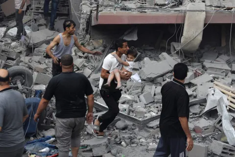 Quiénes son los argentinos que murieron por la guerra en Israel Un palestino lleva a un niño rescatado de la casa de la familia Tattari, que fue destruida en un ataque aéreo israelí en la ciudad de Gaza el 9 de octubre de 2023. Entre los muertos hay 4 argentinos; al menos otros 4 están desaparecidos.