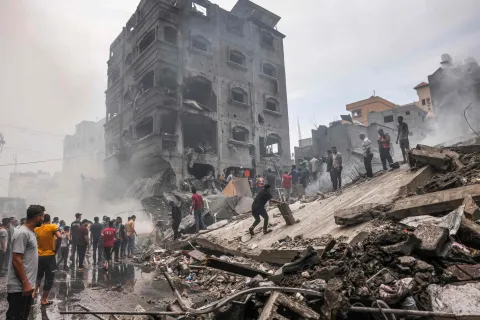 Karen Barg, sobre la guerra entre Israel y Palestina: "Nos llegan mensajes desesperantes" Palestinos buscan supervivientes después de un ataque aéreo israelí contra edificios en el campo de refugiados de Jabalia, en la Franja de Gaza, el 9 de octubre de 2023.