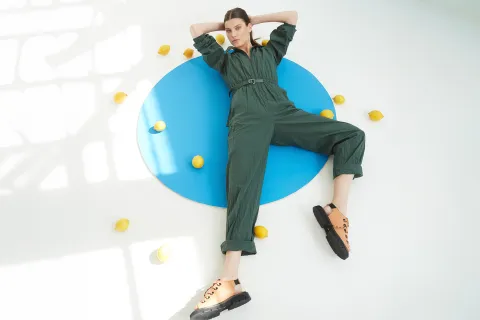 Estos son 10 mejores looks con los colores de media estación que la rompen en esta primavera Enterito (Lacoste, $150.000), sandalias (Mishka, $79.000).