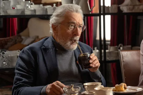 "Tirar manteca al techo": la curiosa historia detrás de la frase argentina que Robert De Niro usa en Nada Robert De Niro en Nada, la nueva serie argentina en Star+.