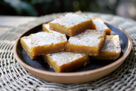Cómo hacer cuadraditos de naranja, la receta ideal para merendar este finde Receta de cuadraditos de naranja.