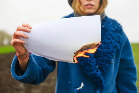 Qué significa escribir el nombre de una persona en un papel y quemarlo Ritual de bloqueo: para qué sirve escribir el nombre de alguien en un papel y quemarlo.