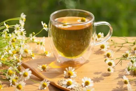 ¿Molestias de garganta por el frío?: los beneficios del té de manzanilla Los beneficios de tomar té de manzanilla.