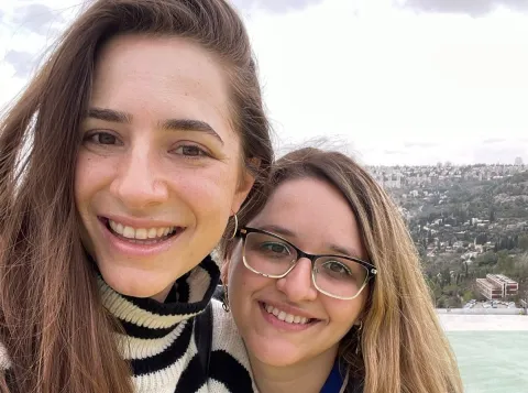 Olivia Goldschmidt, sobre el ataque de Hamas a Israel: "No soy la misma, esto va a marcar a mi generación" Olivia Goldschmidt junto a Olga, una amiga que trabaja en un hospital en Jerusalén.