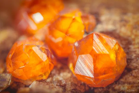 Cómo sanar nuestro linaje femenino con piedras naturales Agata cornalina, una piedra que nos ayuda a sanar.