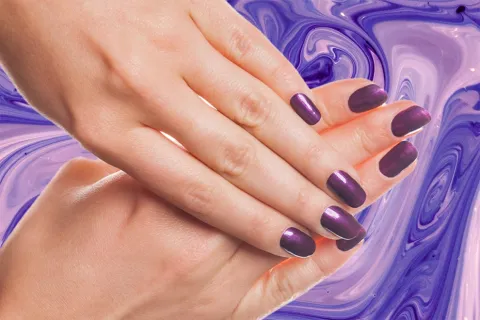 Las uñas púrpura están de moda y estos 5 diseños súper fáciles para hacerte vos misma Úñas púrpura: 5 diseños con el color que es tendencia en manicura.