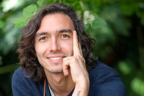 Es ecologista, creció rodeado de naturaleza y hoy revoluciona la moda con su marca de anteojos sustentables Thomas Kimber, CEO de Karun.
