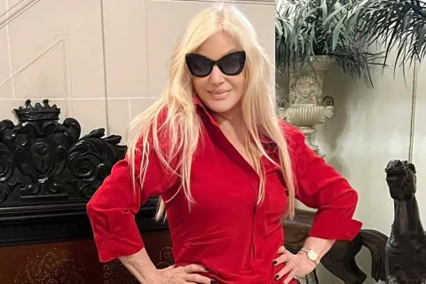 Susana Giménez posó con un osado look y con las botas que todas vamos a querer tener Susana Giménez posó con un osado look y con las botas que todas vamos a querer tener