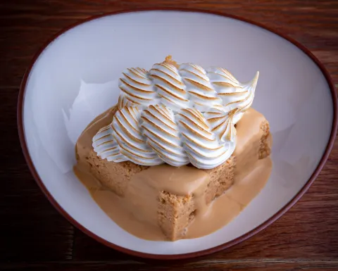Si sos fan del dulce de leche: estos son los 6 postres que no deberías perderte En Tanta pueden probar una riquísima reversión de la clásica Torta de las Tres Leches.