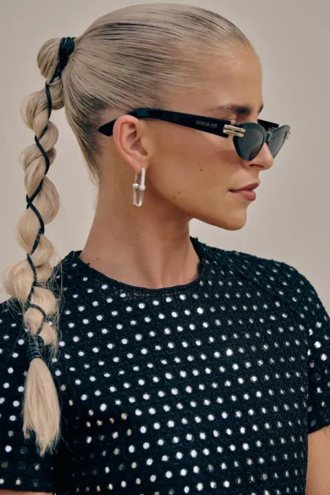 Estos son los 10 peinados de Paris Fashion Week que todos aman y serán tendencia Trenza alta con cinta.