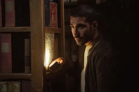 Miguel Ángel Silvestre habló sobre sus dos experiencias sobrenaturales: "Ese día nadie durmió" Miguel Ángel Silvestre en una escena de "30 monedas"