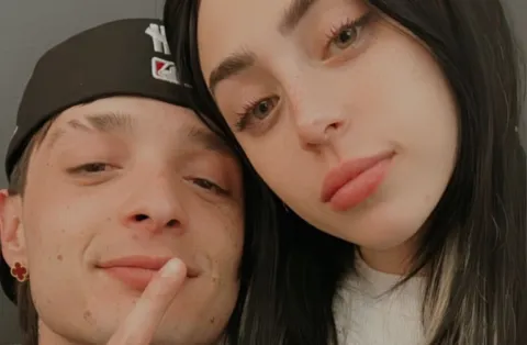 Nicki Nicole y Peso Pluma confirman su noviazgo con un beso sobre el escenario El romance de Nicki Nicole y Peso Pluma se confirma con un beso.